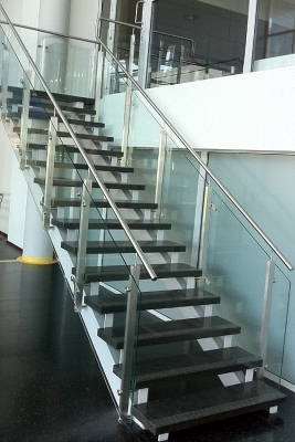Trappe i glas og stål i moderne design malet i sort og hvid